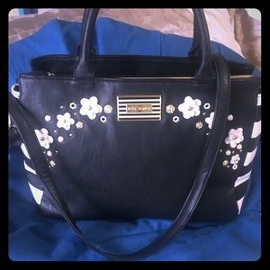 Quality hand bag.well kept. And maintained